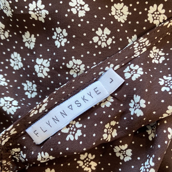 Flynn Skye Brown Flower Silky Blouse size Large - Picture 6 of 6